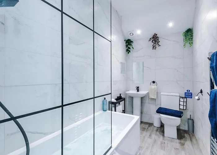 Incredible 4bedroom In Salford, Game Room, Free Parking, Smart Tv *