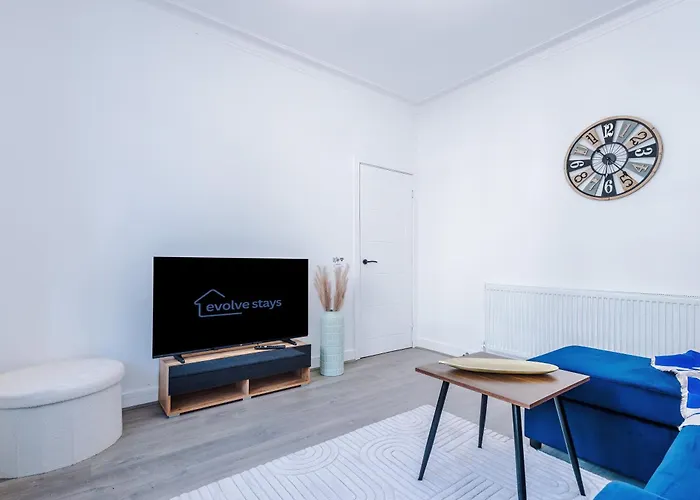 Incredible 4bedroom In Salford, Game Room, Free Parking, Smart Tv Manchester