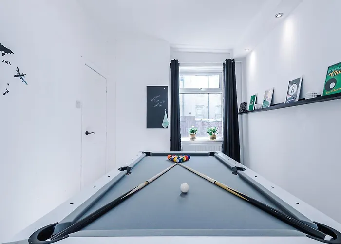 Incredible 4bedroom In Salford, Game Room, Free Parking, Smart Tv Manchester