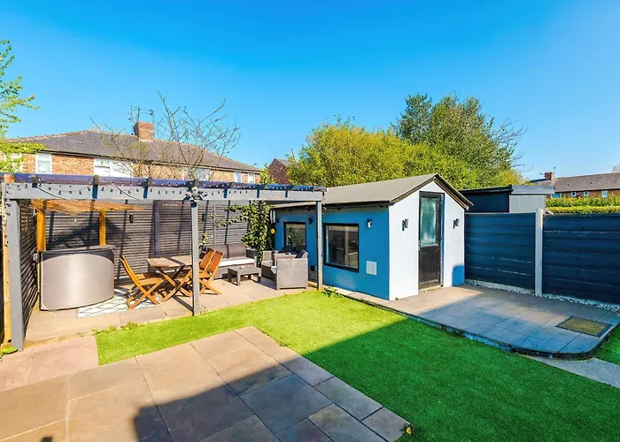 Stunning 3 Bedroom In Stretford, Game Room, Summer House, Smart Tv, Driveway Manchester