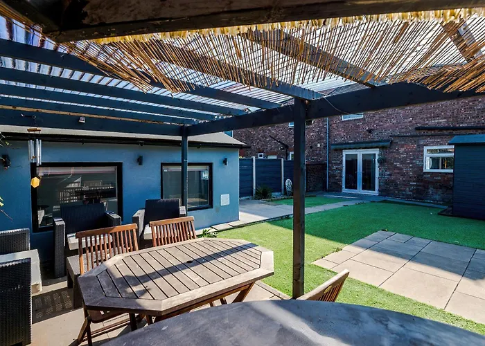 Stunning 3 Bedroom In Stretford, Game Room, Summer House, Smart Tv, Driveway *