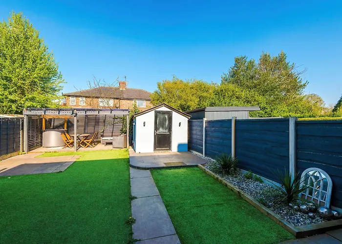 Stunning 3 Bedroom In Stretford, Game Room, Summer House, Smart Tv, Driveway Apartmán Manchester