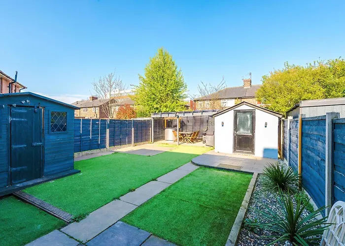 Stunning 3 Bedroom In Stretford, Game Room, Summer House, Smart Tv, Driveway