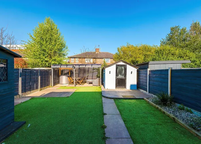 Stunning 3 Bedroom In Stretford, Game Room, Summer House, Smart Tv, Driveway Apartmán *