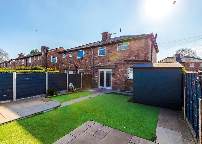 Stunning 3 Bedroom In Stretford, Game Room, Summer House, Smart Tv, Driveway 맨체스터