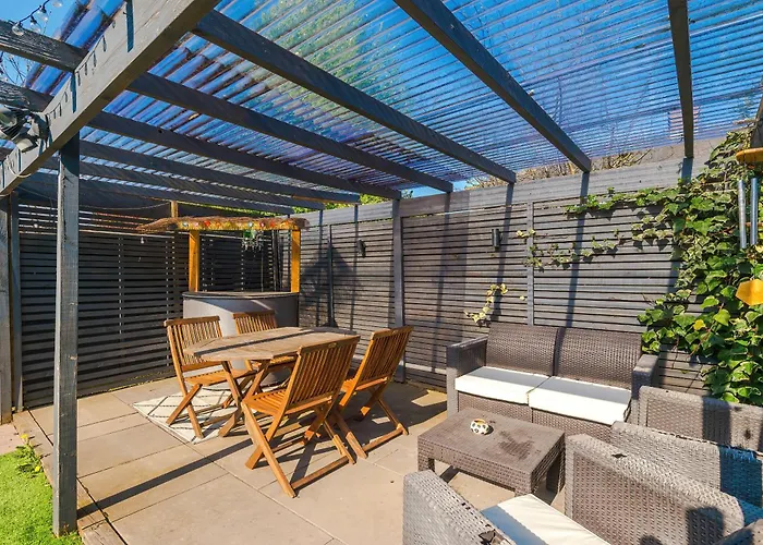 Stunning 3 Bedroom In Stretford, Game Room, Summer House, Smart Tv, Driveway 아파트 *