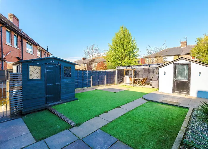 Stunning 3 Bedroom In Stretford, Game Room, Summer House, Smart Tv, Driveway *
