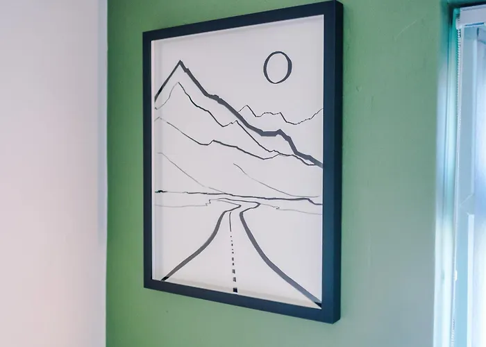 Stunning 3 Bedroom In Stretford, Game Room, Summer House, Smart Tv, Driveway