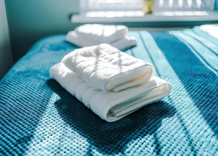 Stunning 3 Bedroom In Stretford, Game Room, Summer House, Smart Tv, Driveway *