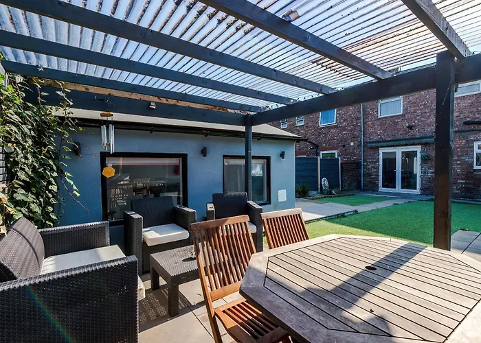 Stunning 3 Bedroom In Stretford, Game Room, Summer House, Smart Tv, Driveway * Manchester