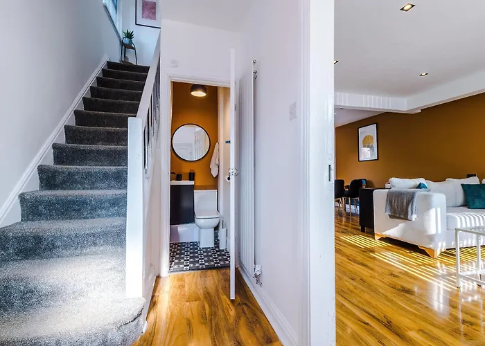 Stunning 3 Bedroom In Stretford, Game Room, Summer House, Smart Tv, Driveway