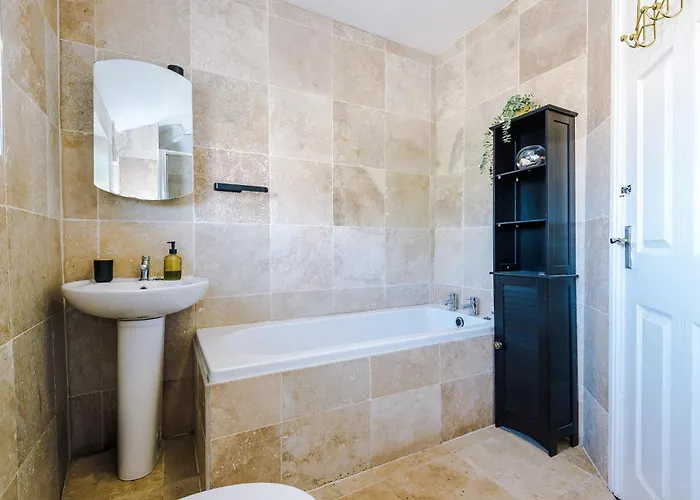 Stunning 3 Bedroom In Stretford, Game Room, Summer House, Smart Tv, Driveway アパート