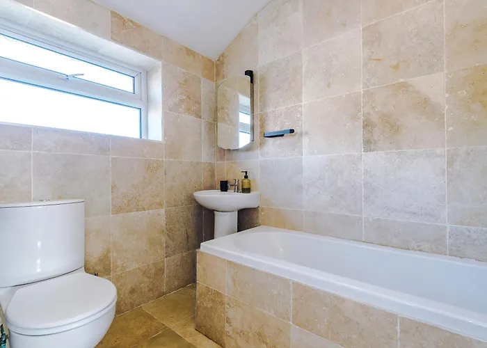 Apartmán Stunning 3 Bedroom In Stretford, Game Room, Summer House, Smart Tv, Driveway