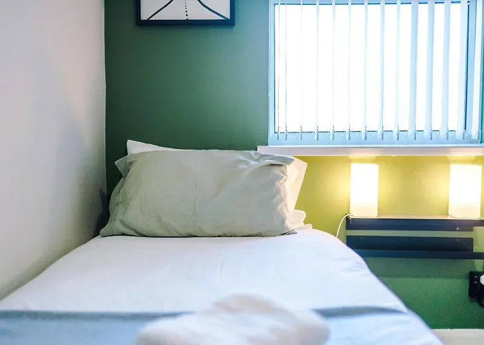 Stunning 3 Bedroom In Stretford, Game Room, Summer House, Smart Tv, Driveway アパート *