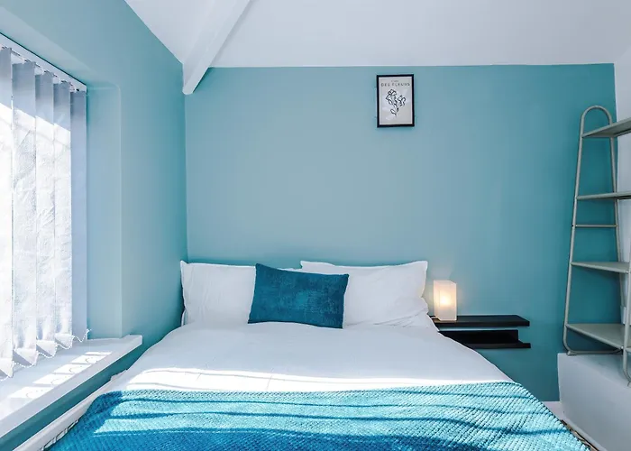 Stunning 3 Bedroom In Stretford, Game Room, Summer House, Smart Tv, Driveway *