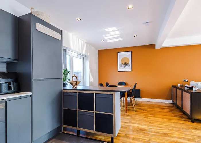 Stunning 3 Bedroom In Stretford, Game Room, Summer House, Smart Tv, Driveway マンチェスター