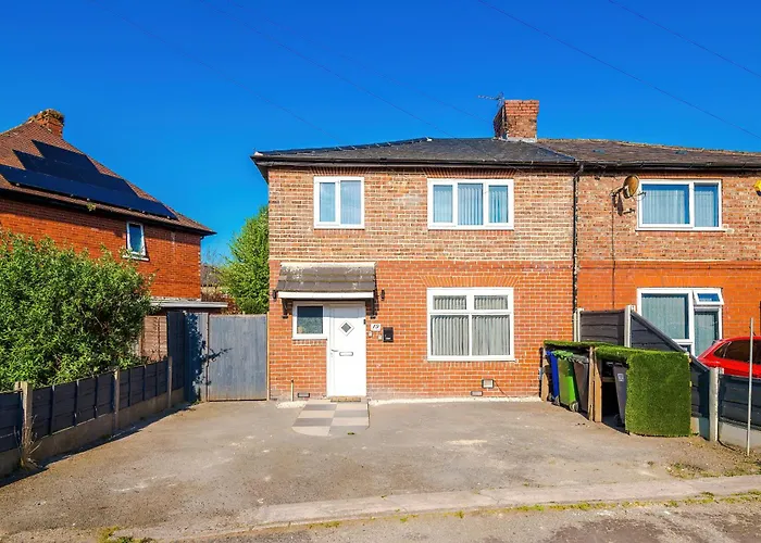 Stunning 3 Bedroom In Stretford, Game Room, Summer House, Smart Tv, Driveway * Manchester