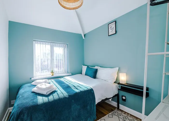 Stunning 3 Bedroom In Stretford, Game Room, Summer House, Smart Tv, Driveway