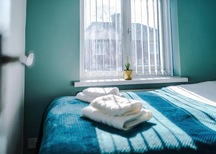 Stunning 3 Bedroom In Stretford, Game Room, Summer House, Smart Tv, Driveway Apartmán