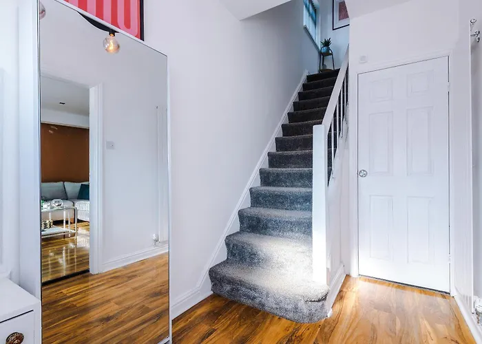 Stunning 3 Bedroom In Stretford, Game Room, Summer House, Smart Tv, Driveway アパート マンチェスター