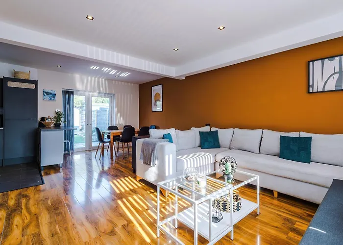 Apartmán Stunning 3 Bedroom In Stretford, Game Room, Summer House, Smart Tv, Driveway Manchester