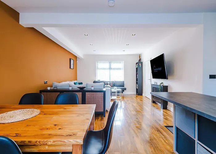 Stunning 3 Bedroom In Stretford, Game Room, Summer House, Smart Tv, Driveway マンチェスター