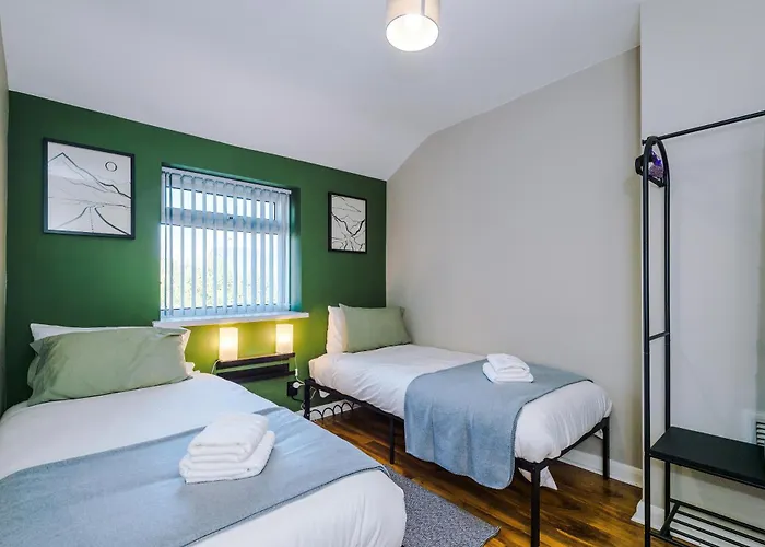 Stunning 3 Bedroom In Stretford, Game Room, Summer House, Smart Tv, Driveway * 맨체스터