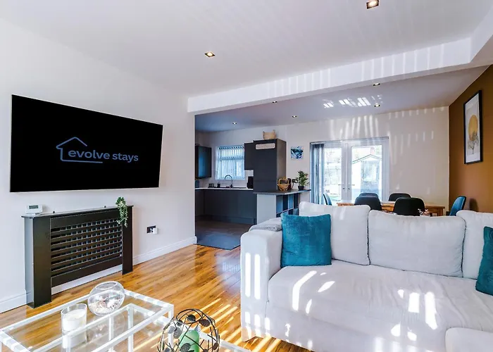 Stunning 3 Bedroom In Stretford, Game Room, Summer House, Smart Tv, Driveway Manchester