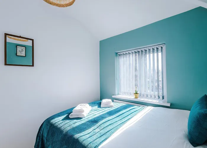 Stunning 3 Bedroom In Stretford, Game Room, Summer House, Smart Tv, Driveway * 맨체스터