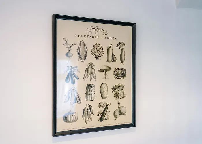 Stunning 3 Bedroom In Stretford, Game Room, Summer House, Smart Tv, Driveway