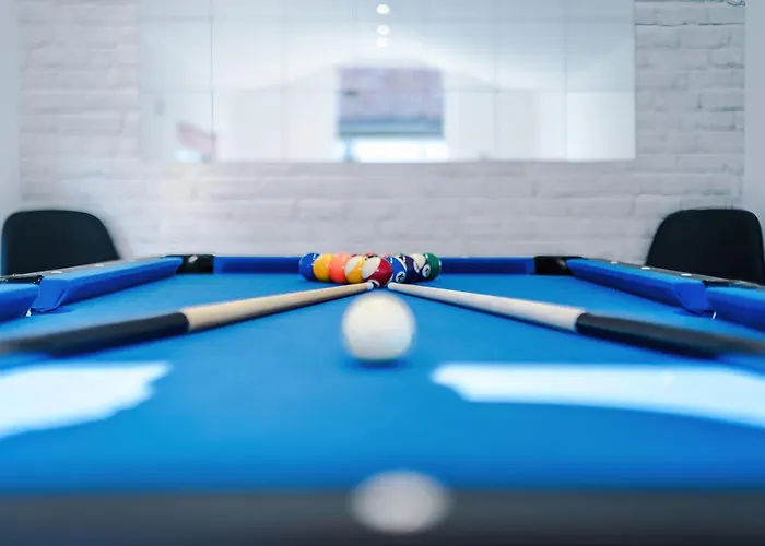 Stunning 3 Bedroom In Stretford, Game Room, Summer House, Smart Tv, Driveway *