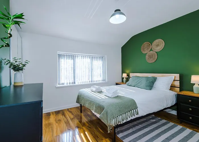 Stunning 3 Bedroom In Stretford, Game Room, Summer House, Smart Tv, Driveway マンチェスター