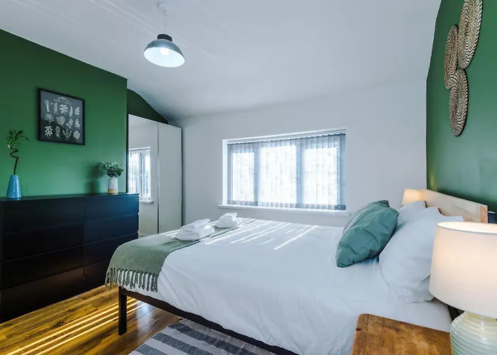 Stunning 3 Bedroom In Stretford, Game Room, Summer House, Smart Tv, Driveway * 맨체스터