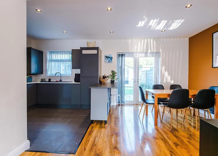 Stunning 3 Bedroom In Stretford, Game Room, Summer House, Smart Tv, Driveway