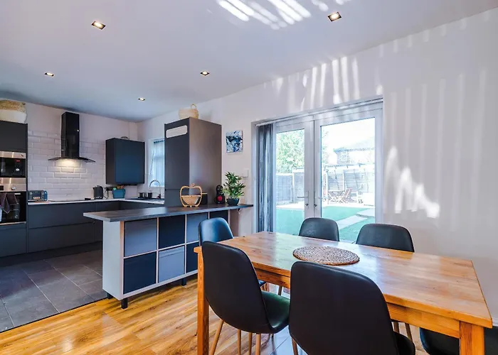 Stunning 3 Bedroom In Stretford, Game Room, Summer House, Smart Tv, Driveway Apartmán