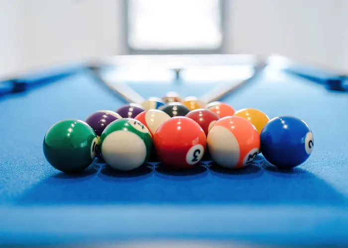 Stunning 3 Bedroom In Stretford, Game Room, Summer House, Smart Tv, Driveway マンチェスター