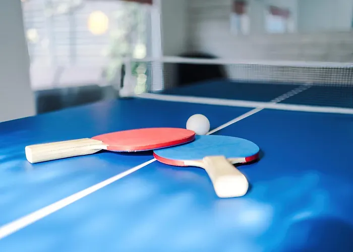 Stunning 3 Bedroom In Stretford, Game Room, Summer House, Smart Tv, Driveway