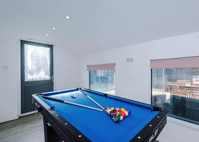 Stunning 3 Bedroom In Stretford, Game Room, Summer House, Smart Tv, Driveway 아파트 *