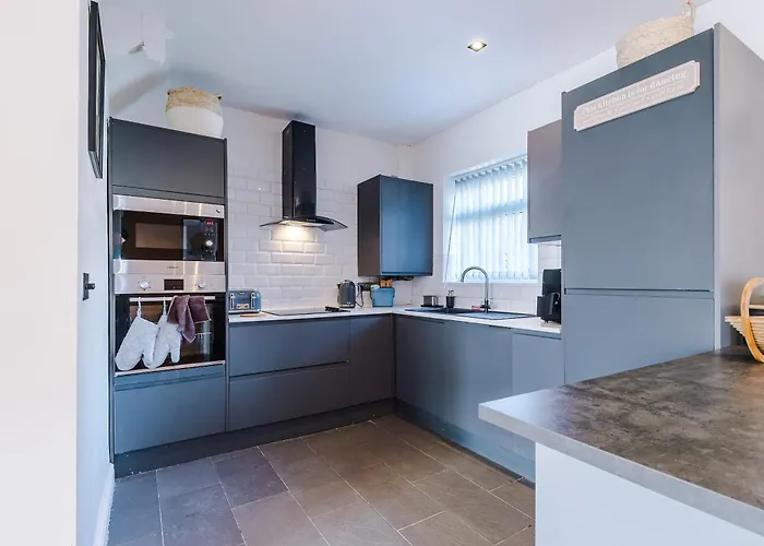 Stunning 3 Bedroom In Stretford, Game Room, Summer House, Smart Tv, Driveway