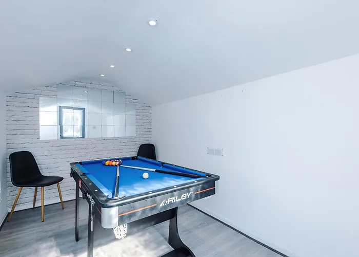 Stunning 3 Bedroom In Stretford, Game Room, Summer House, Smart Tv, Driveway 아파트
