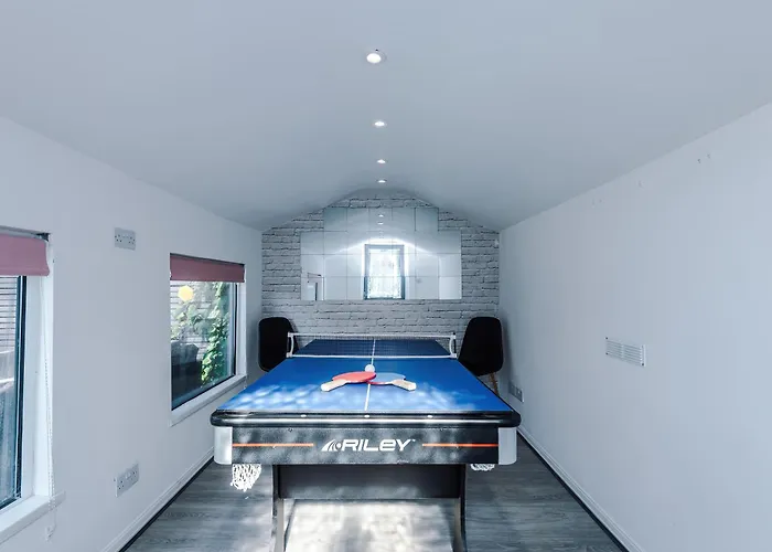 Stunning 3 Bedroom In Stretford, Game Room, Summer House, Smart Tv, Driveway *