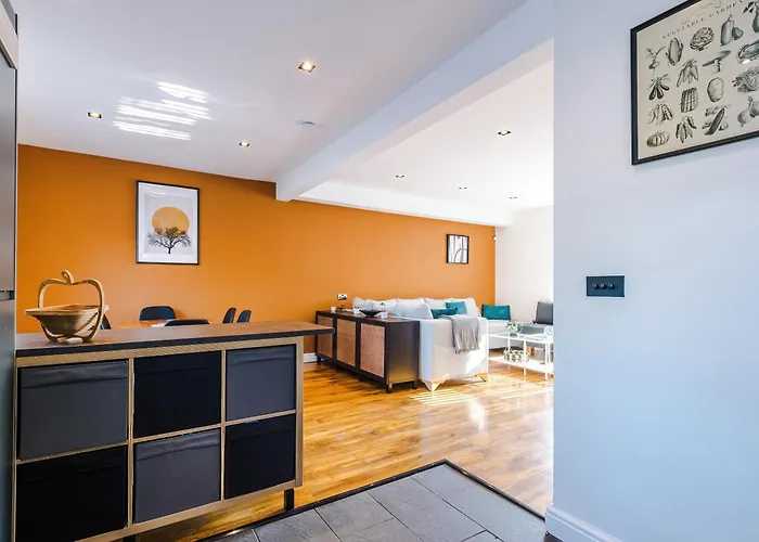 Stunning 3 Bedroom In Stretford, Game Room, Summer House, Smart Tv, Driveway マンチェスター