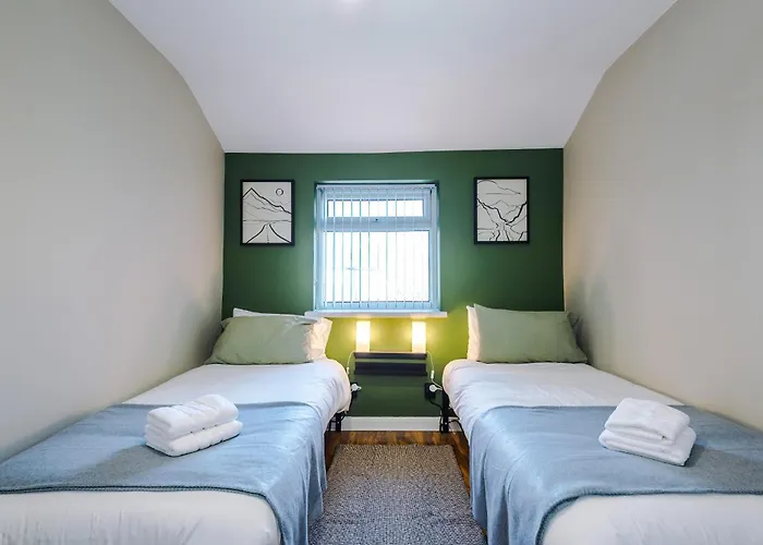 Stunning 3 Bedroom In Stretford, Game Room, Summer House, Smart Tv, Driveway