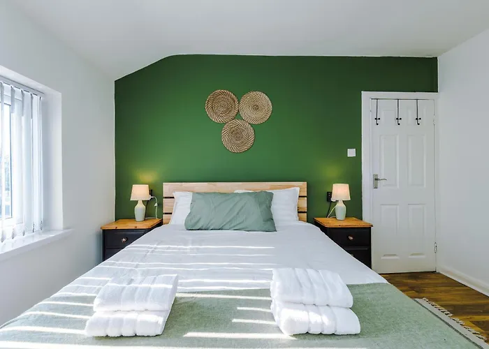 Stunning 3 Bedroom In Stretford, Game Room, Summer House, Smart Tv, Driveway アパート