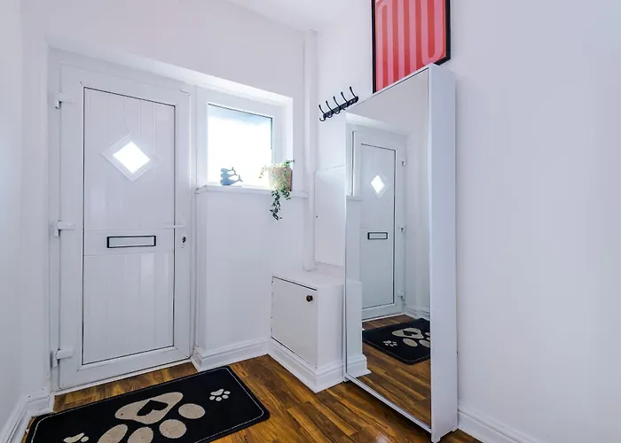 Stunning 3 Bedroom In Stretford, Game Room, Summer House, Smart Tv, Driveway *