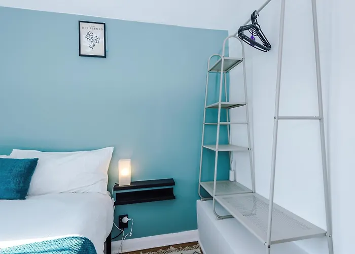 Stunning 3 Bedroom In Stretford, Game Room, Summer House, Smart Tv, Driveway *