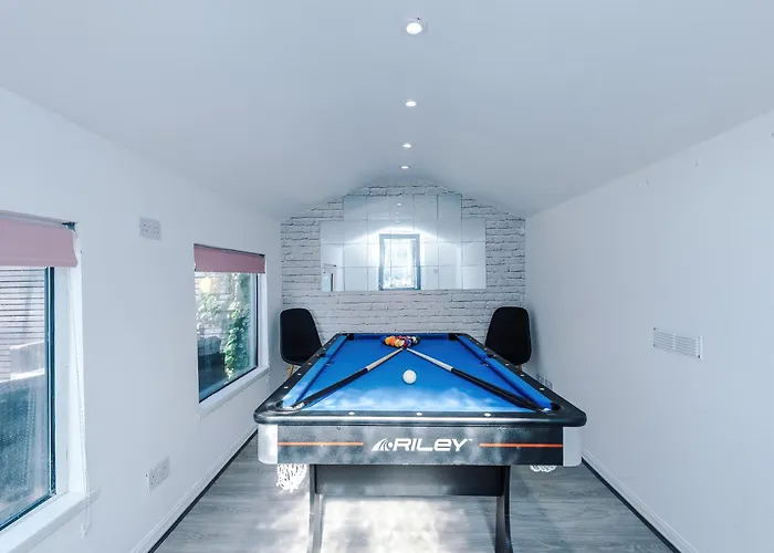 Stunning 3 Bedroom In Stretford, Game Room, Summer House, Smart Tv, Driveway Manchester