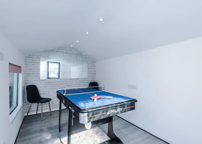 Stunning 3 Bedroom In Stretford, Game Room, Summer House, Smart Tv, Driveway * Manchester