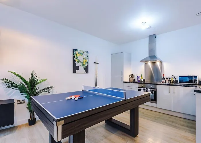 New, Luxe 2br, Manchester, Pool Table, Parking, Balcony, Ps4 Apartment