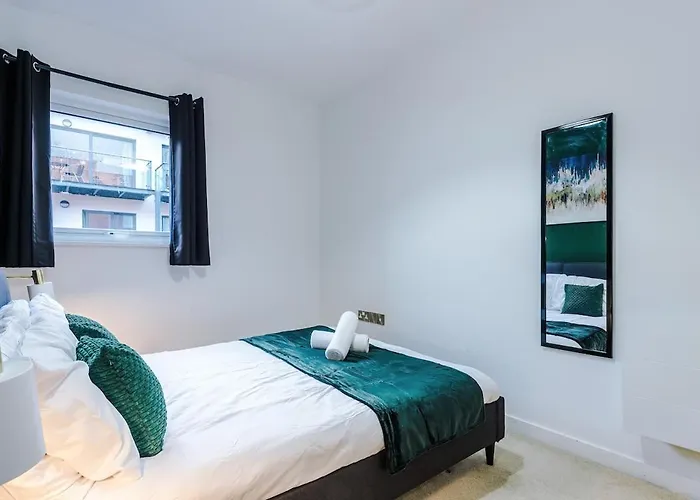 New, Luxe 2br, Manchester, Pool Table, Parking, Balcony, Ps4 * Manchester